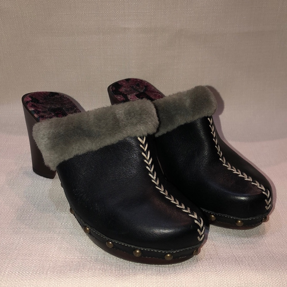 BareTraps Addison Clogs in Brown